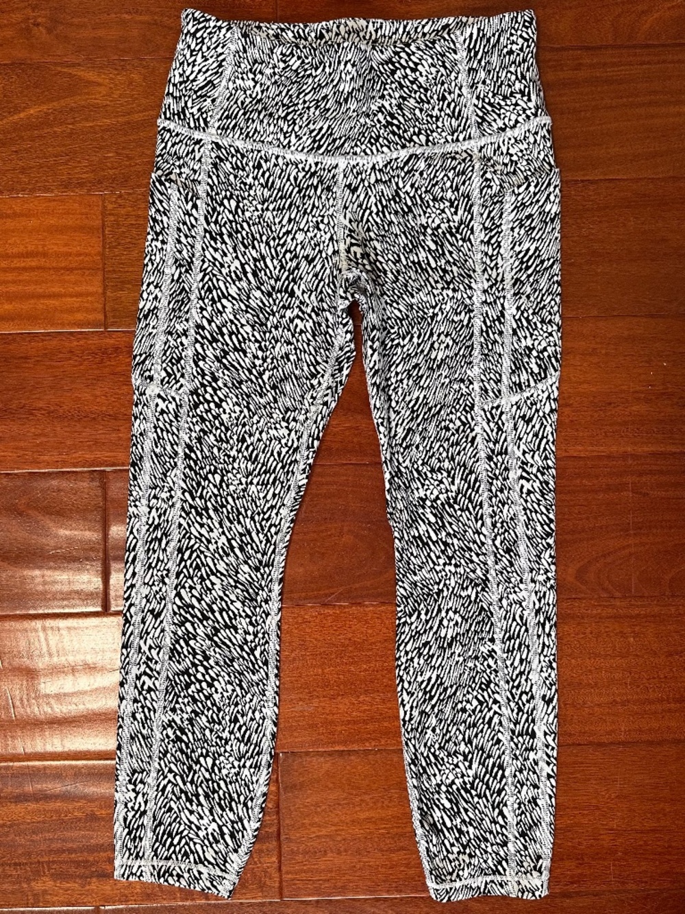 Athleta Ultimate Stash Textured 7/8 Leggings Black White Women’s M Pockets